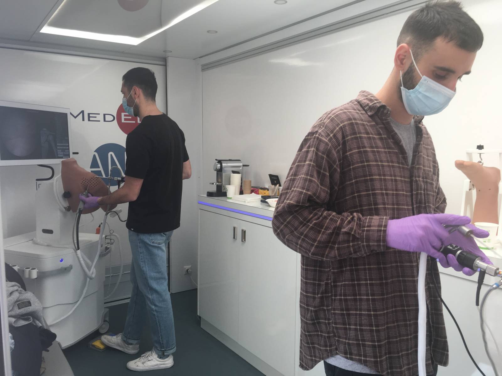 Laboratoire mobile de simulation arthroscopique Virtamed en étape à L’IML